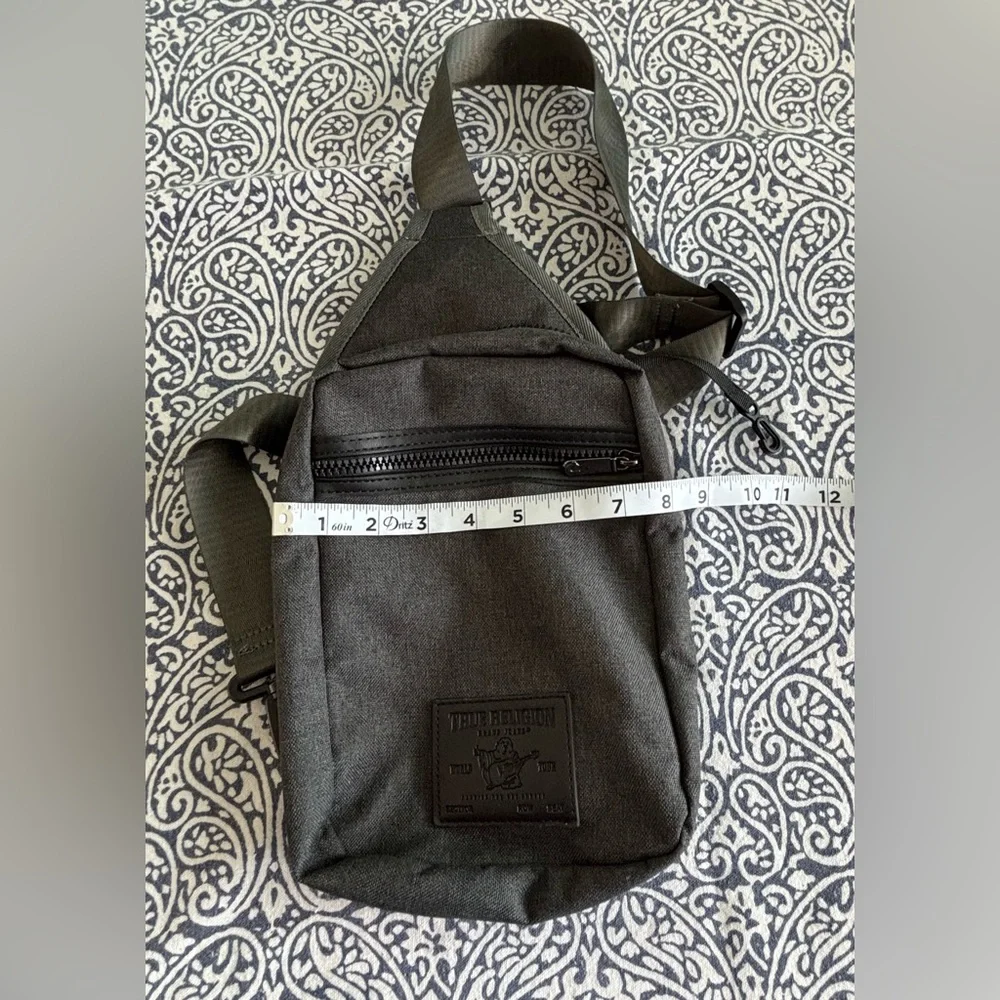 TRUE RELIGION Dark Gray Crossbody Bag Zippered Pockets & card slots Size 10 x 8”